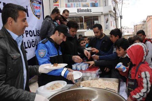 Hakkari Polisinden Kavurma Ve Pilav Ikramı