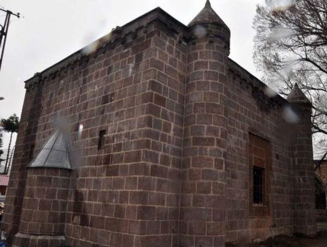 Bitlis’Te Restore Edilen 426 Yıllık Mescit Ibadete Açıldı