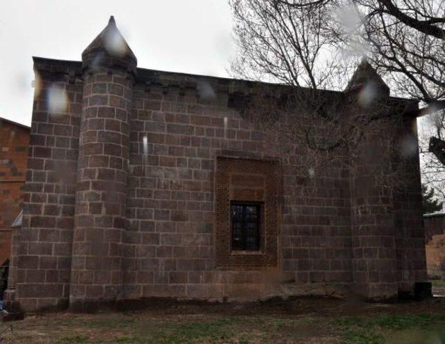 Bitlis’Te Restore Edilen 426 Yıllık Mescit Ibadete Açıldı