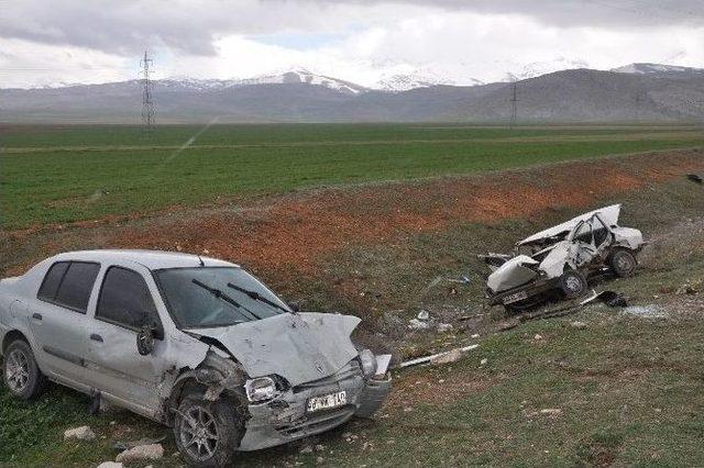 Elbistan&rsquo;da Otomobiller &Ccedil;arpıştı: 2&rsquo;si Ağır 4 Yaralı 1