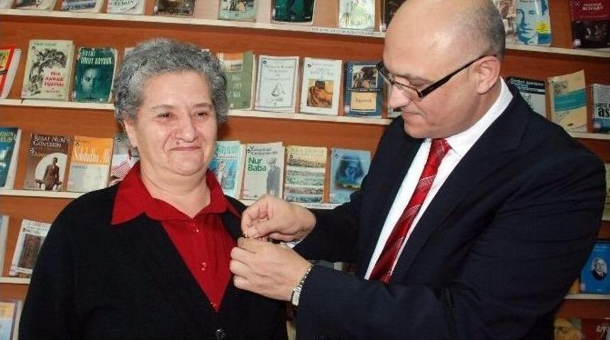 Kitap Kurdu Kadına &Ouml;d&uuml;l