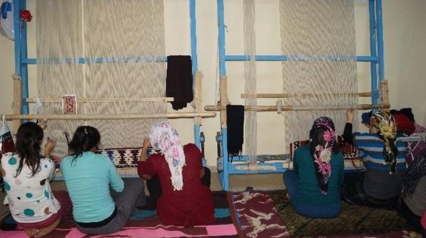 Cizre&rsquo;de &rsquo;y&ouml;resel Kilim Dokuma Kursu&rsquo; A&ccedil;ıldı