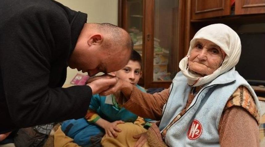 Ak Parti Aday Adayı Ferdi Akkaya, 90 Yaşındaki Se&ccedil;meni İkna Etti