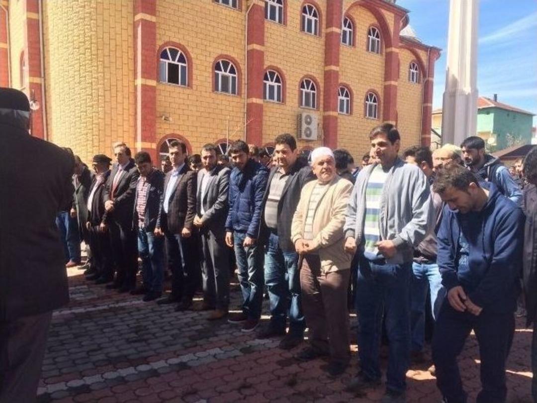 Şehit Savcı İ&ccedil;in 17 İl&ccedil;ede Gıyabi Cenaze Namazı