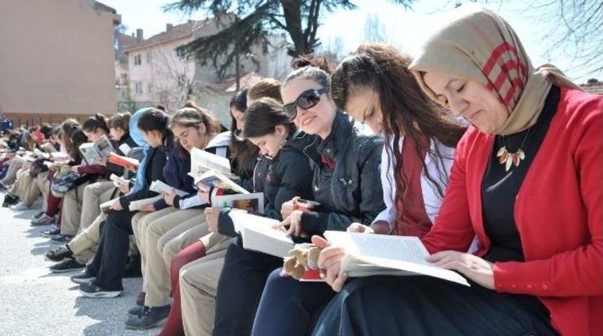 Boz&uuml;y&uuml;k&rsquo;te &rsquo;okulca Okuyoruz&rsquo; Etkinliği D&uuml;zenlendi