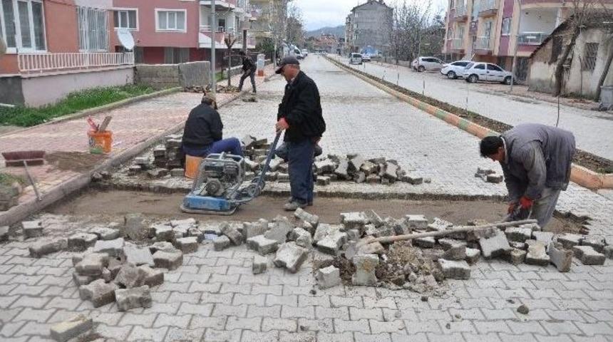 Yol Ve Kaldırım D&uuml;zenleme &Ccedil;alışmaları Devam Ediyor