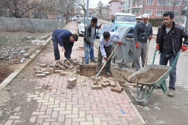 Yol Ve Kaldırım Düzenleme Çalışmaları Devam Ediyor