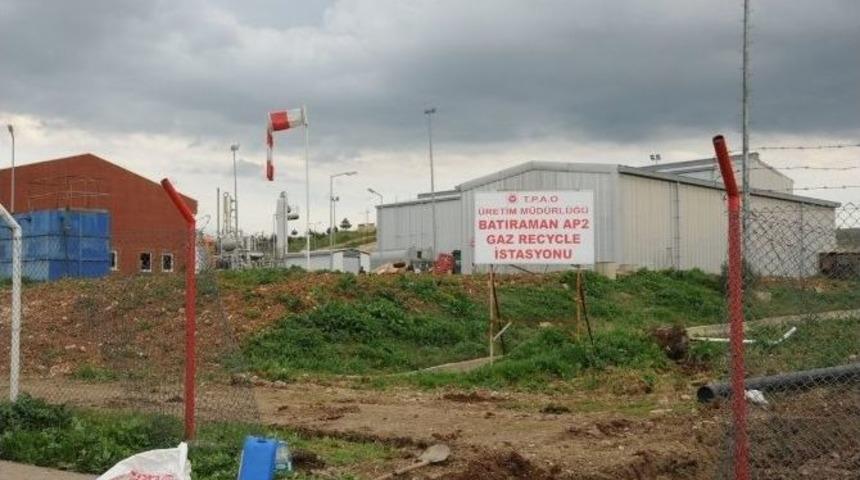 K&ouml;yl&uuml;ler K&ouml;pekleri İ&ccedil;in Petrol Kampına Saldırdı