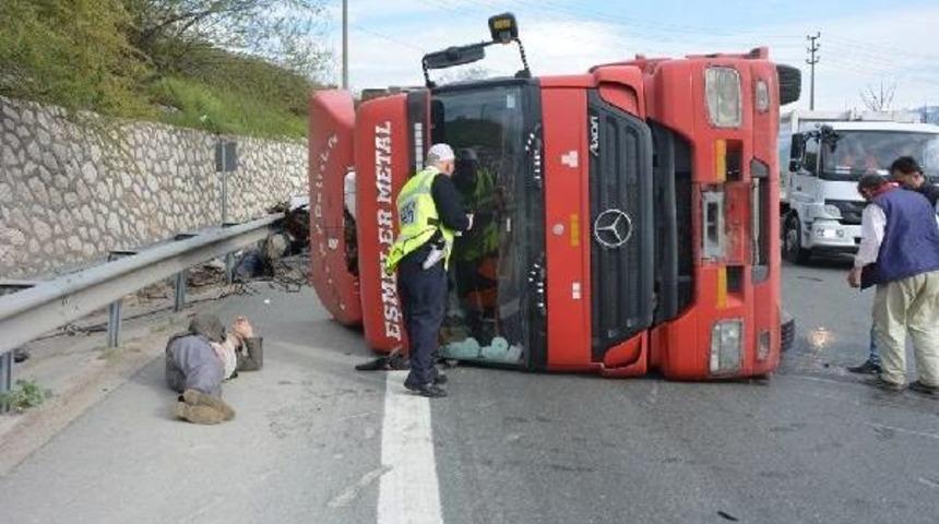 Virajda Kontroldan &Ccedil;ıkan Tır, Yan Yattı: 1 Yaralı