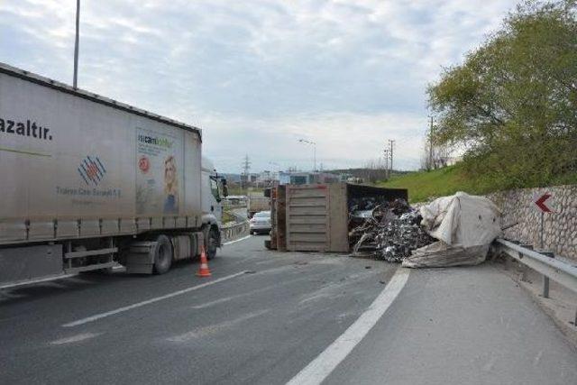 Virajda Kontroldan Çıkan Tır, Yan Yattı: 1 Yaralı