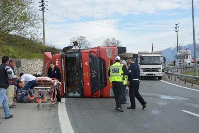 Virajda Kontroldan Çıkan Tır, Yan Yattı: 1 Yaralı