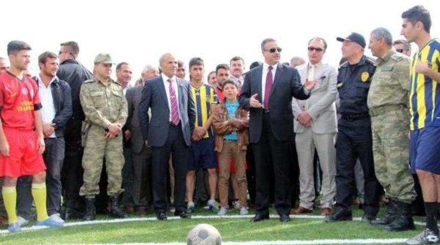 Şırnak Valisi, Cudi Dağı Eteklerinde Halı Saha A&ccedil;ılışı Yaptı