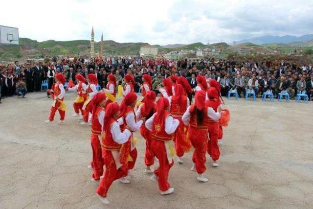 Şırnak Valisi, Cudi Dağı Eteklerinde Halı Saha Açılışı Yaptı