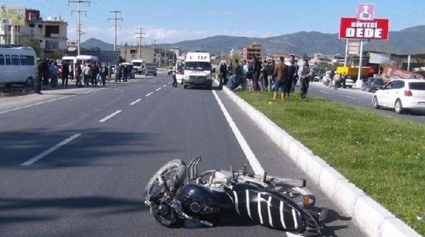 Aydın'daki Kazada S&uuml;r&uuml;c&uuml; Ile Yayanın Soyisim Benzerliği:3 Yaralı
