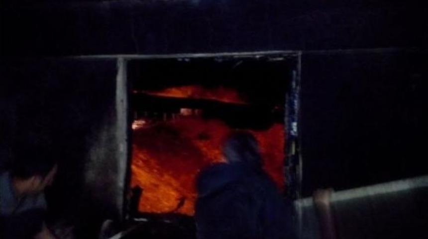 Pazarlar İl&ccedil;esinde Ev Yangını: 2 Yaralı