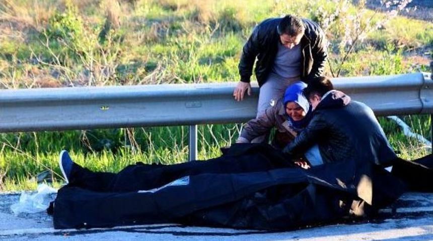 Yeniden Ek Fotoğraflarla// Diyaliz Hastalarını Taşıyan Minib&uuml;s Kamyona &Ccedil;arptı: 3 &Ouml;l&uuml;, 6 Yaralı