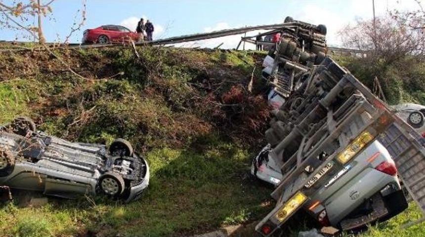 Otomobil Taşıyıcısı Tır, &Uuml;zerindeki 9 Yeni Otomobille Şarampole Yuvarlandı