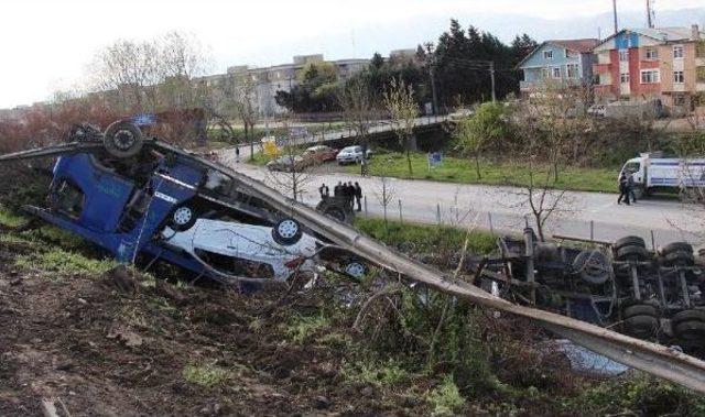 Otomobil Taşıyıcısı Tır, Üzerindeki 9 Yeni Otomobille Şarampole Yuvarlandı