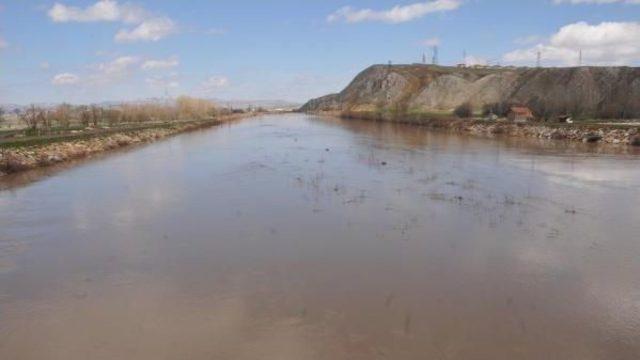 Eriyen Kar, Kızılırmak'ta Su Seviyesini Yükseltti