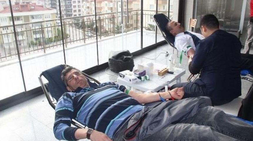 Cami Cemaati Kan Bağışladı