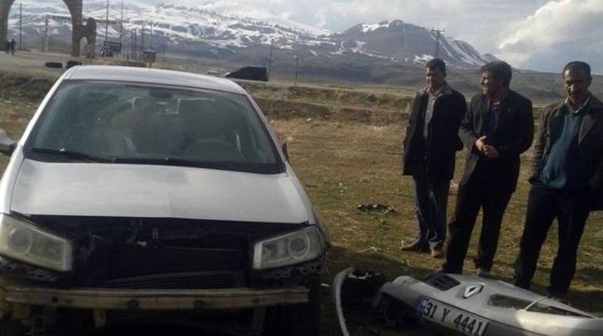 Adilcevaz&rsquo;da Maddi Hasarlı Trafik Kazası