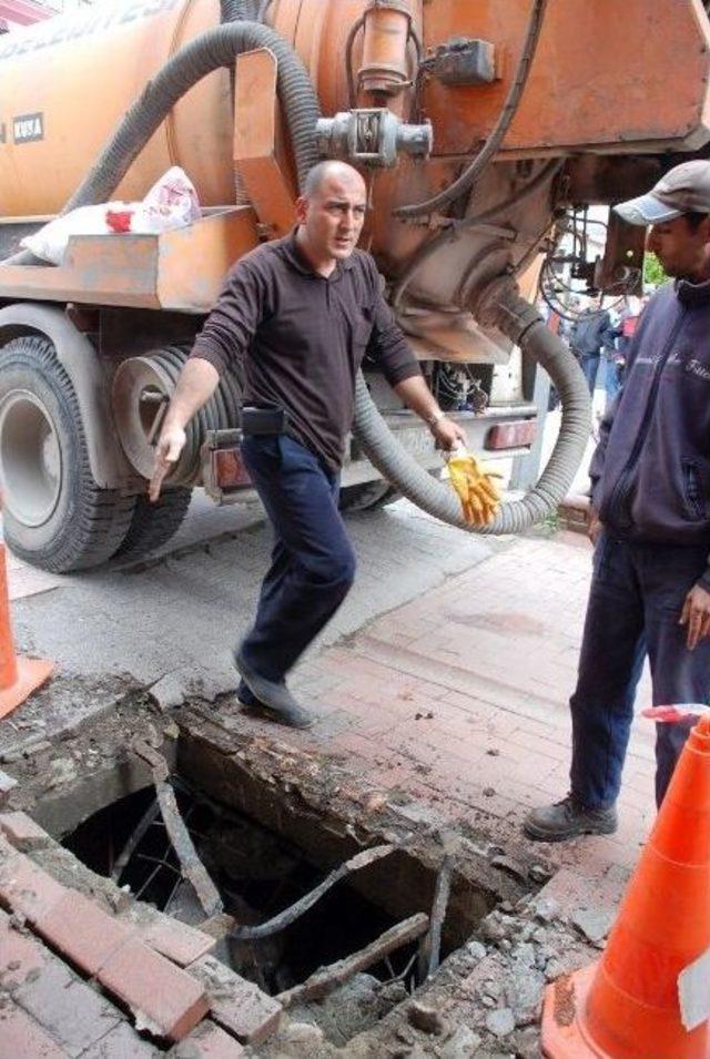 Yardıma Giden Belediye Ekibi Çukura Düştü