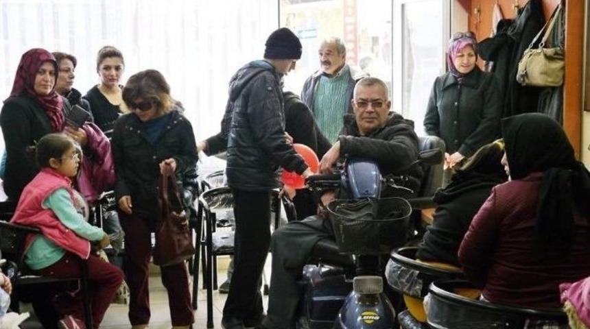 Boz&uuml;y&uuml;k&rsquo;te Minik &Ouml;ğrenciler Mavi Kapak Kampanyasına Destek Verdi