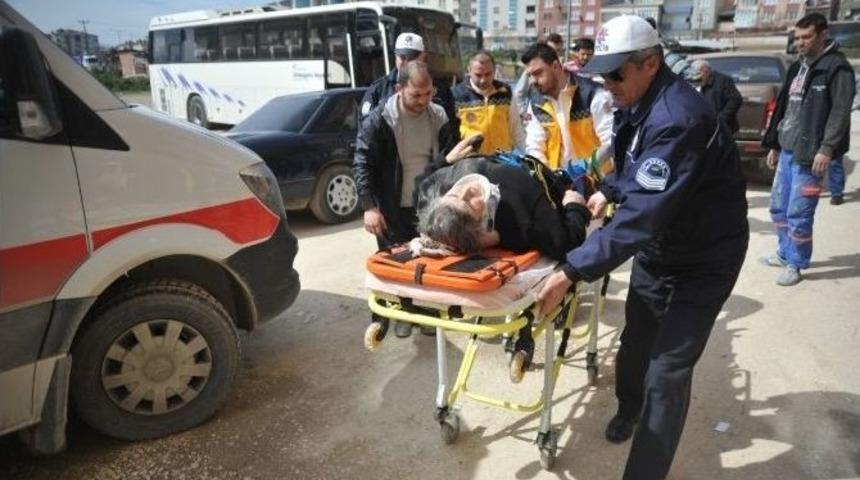 Geri Manevra Yapan Kamyonet Yaşlı Kadına &Ccedil;arptı