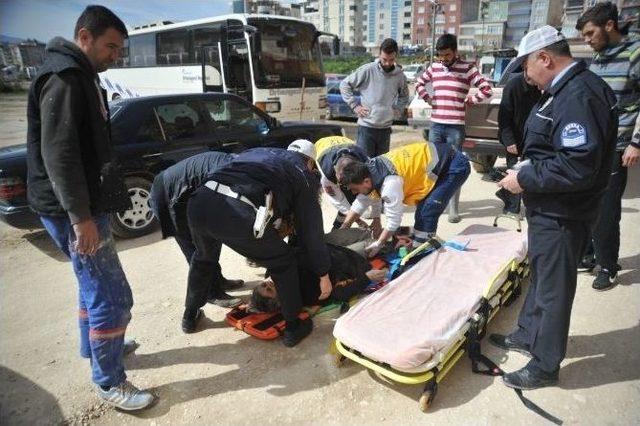 Geri Manevra Yapan Kamyonet Yaşlı Kadına &Ccedil;arptı 1