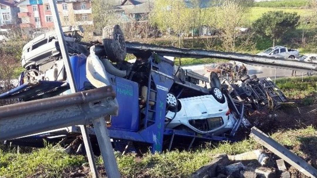 Tem&rsquo;de Ara&ccedil; Y&uuml;kl&uuml; Tır Devrildi: 1 Yaralı