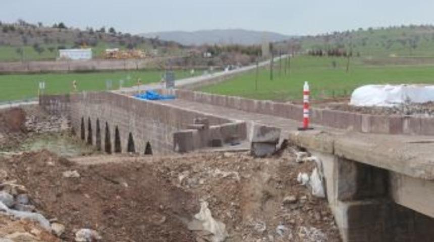 Beyşehir&rsquo;de Tarihi K&ouml;pr&uuml; Onarılıyor