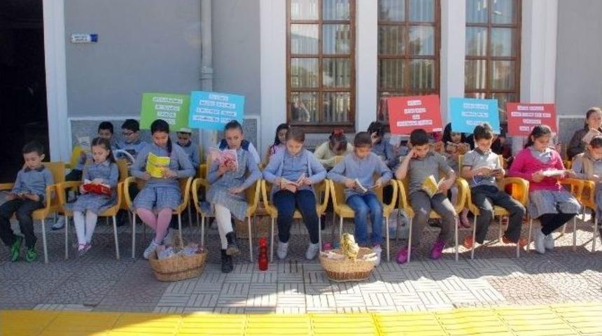 Yolcular Tren Beklerken &Ouml;ğrencilerle Kitap Okudu