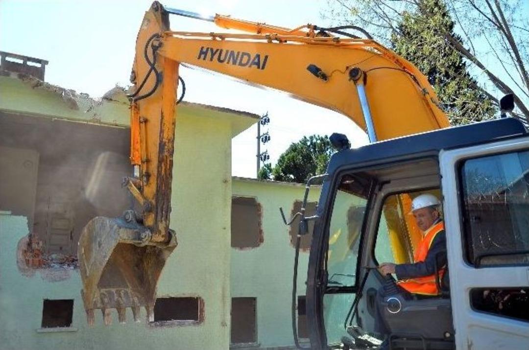 Bakan Işık İş Makinesiyle Cezaevini Yıktı