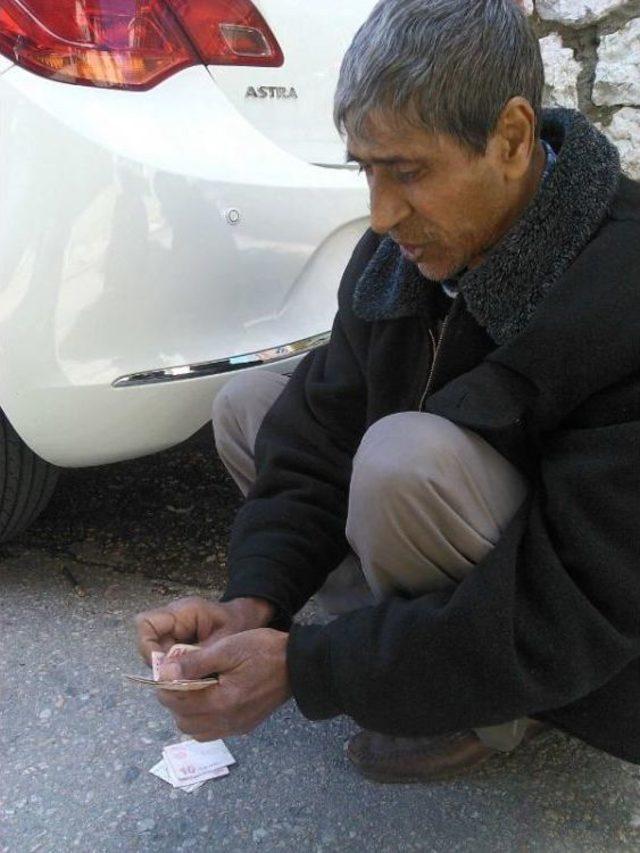 Polis Ölen Kişinin Cebinden Çıkan Parayı Kardeşine Verdi