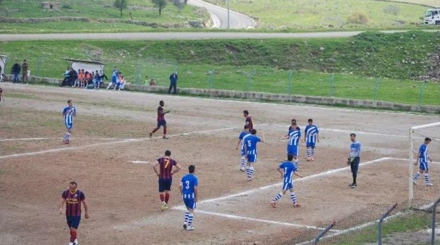 Kırmızı Kart G&ouml;sterdiği Futbolcudan Yumruk Yedi