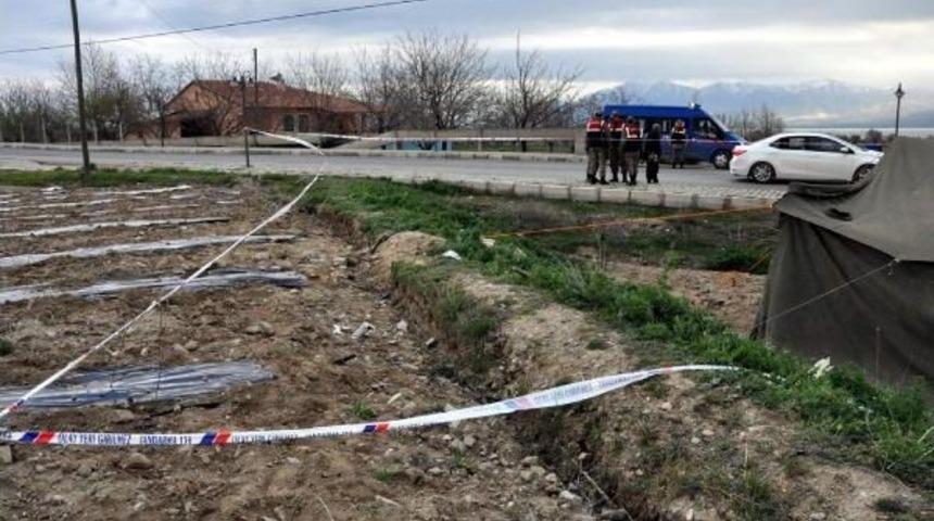 Tarlada Iki Kişiyi Tabancayla Yaraladı