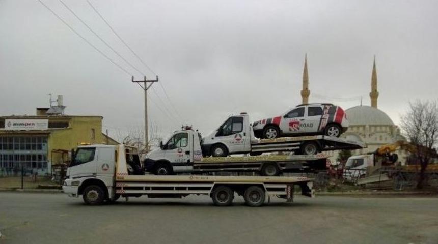 &Ccedil;ekicinin &Uuml;zerine 2 &Ccedil;ekici Ve Hafif Ticari Ara&ccedil; Sığdırdı