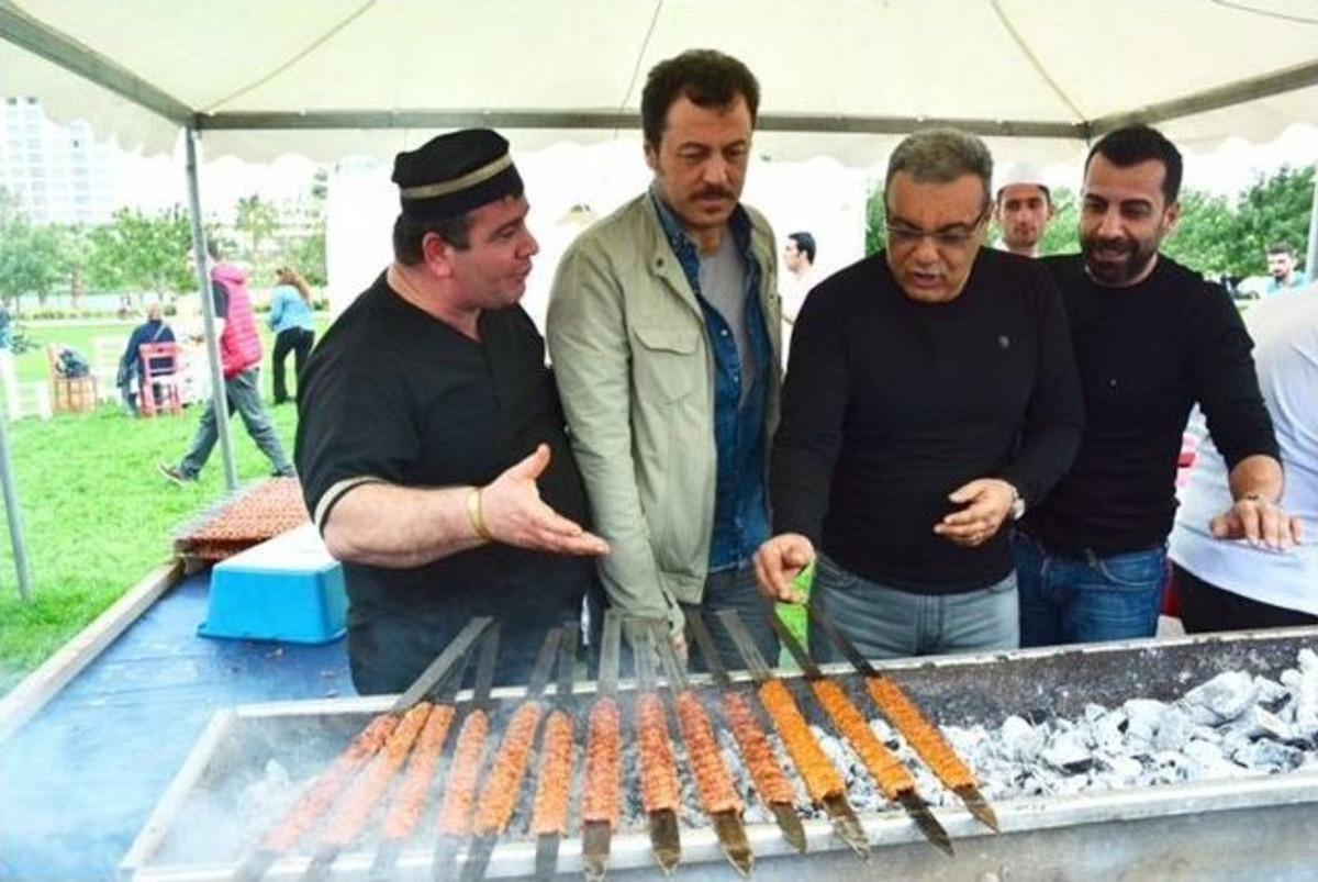 Adanalılar Karnavalına Sahip &Ccedil;ıktı, 10 Bin Kişiye Kebap Dağıtıldı