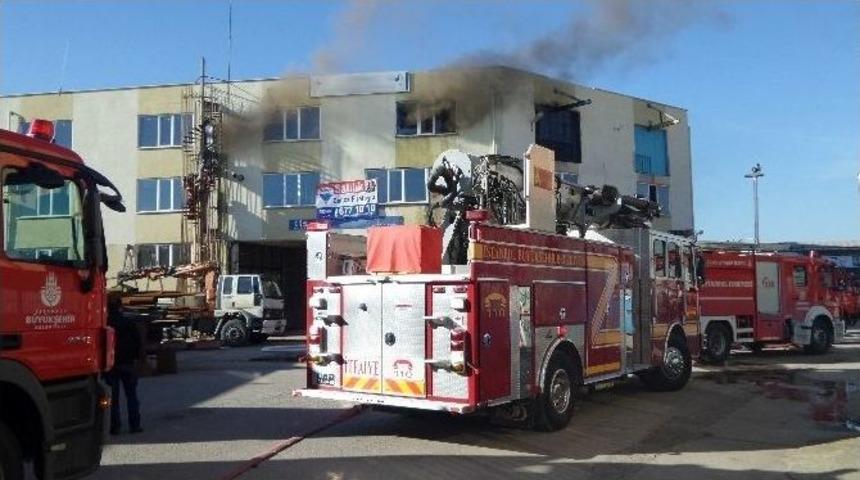 Sanayi Sitesinde &Ccedil;ıkan Yangın Paniğe Neden Oldu