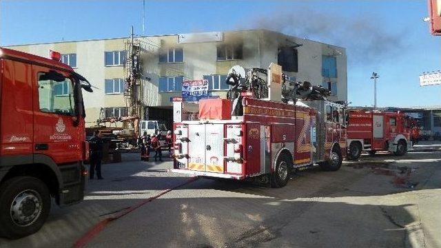 Sanayi Sitesinde Çıkan Yangın Paniğe Neden Oldu