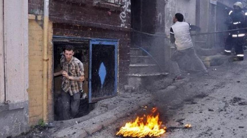 Tarlabaşı'ndaki Yangın Mahalleliyi Sokağa D&ouml;kt&uuml;