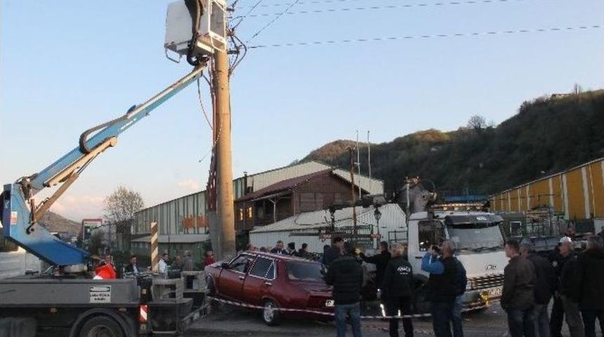 Otomobil Elektrik Direğine &Ccedil;arptı: 4 Yaralı
