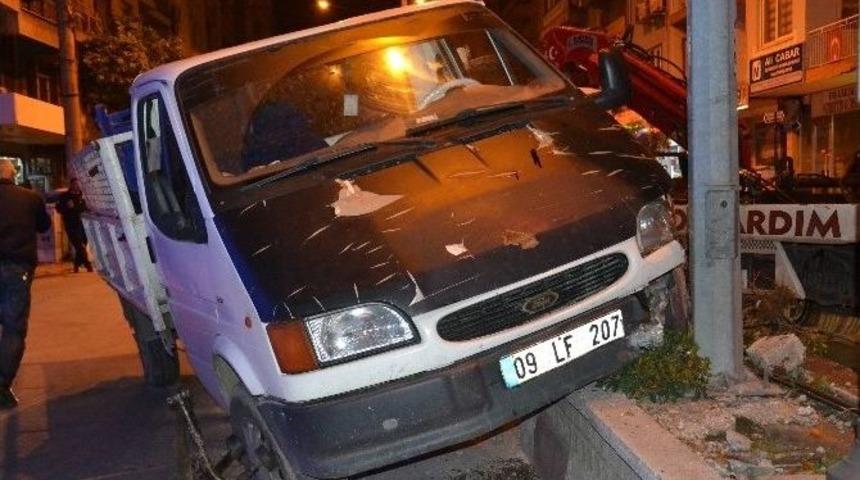 Tek Koluyla Şof&ouml;rl&uuml;k Yapmaya &Ccedil;alışınca Ref&uuml;je &Ccedil;arptı: 2 Yaralı