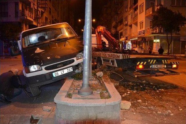 Tek Koluyla Şoförlük Yapmaya Çalışınca Refüje Çarptı: 2 Yaralı