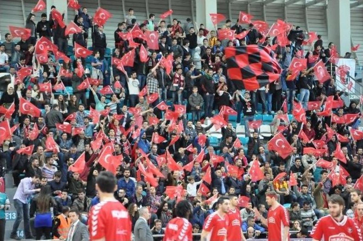 Uşak Seyircisi Kıskandırıyor