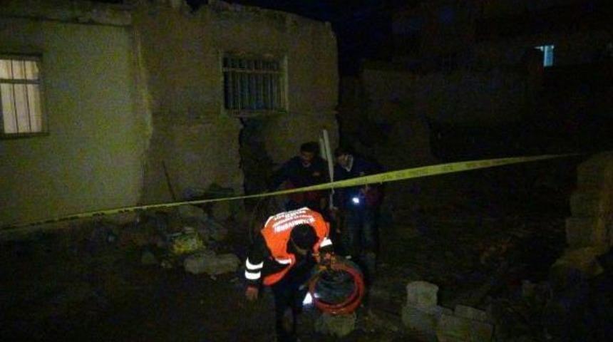 12 Yaşındaki &Ccedil;ocuk Yavru K&ouml;pekleri Beslerken Metruk Yapı G&ouml;&ccedil;t&uuml;