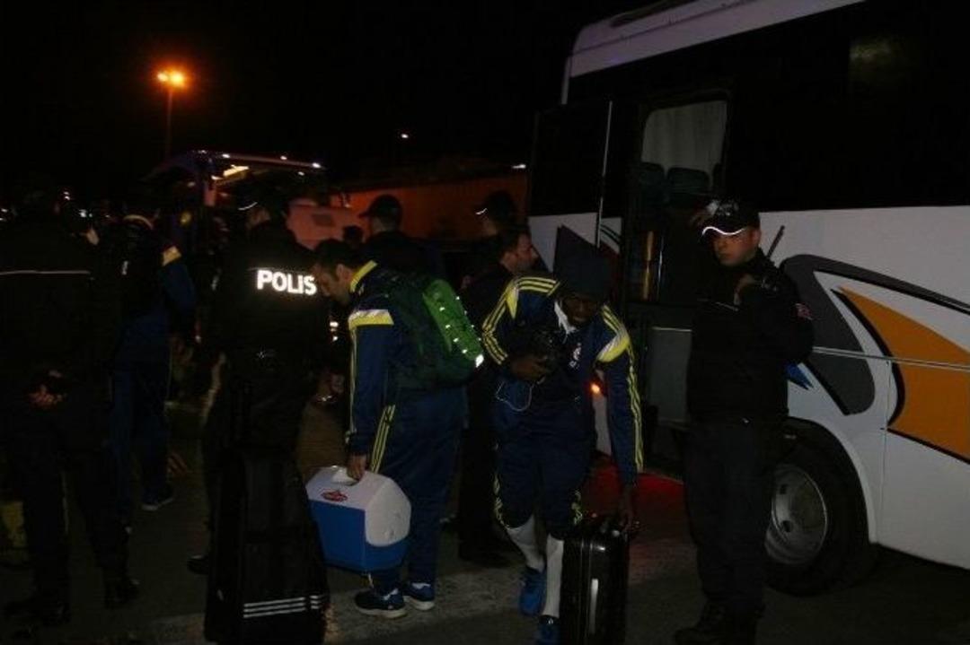 Fenerbah&ccedil;e Kafilesi Trabzon Havalimanı&rsquo;na Geldi