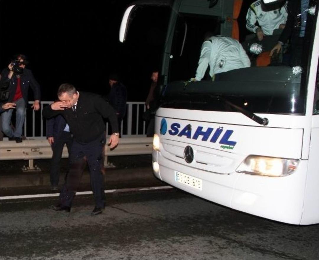 Fenerbah&ccedil;e Otob&uuml;s&uuml;ne Saldırı