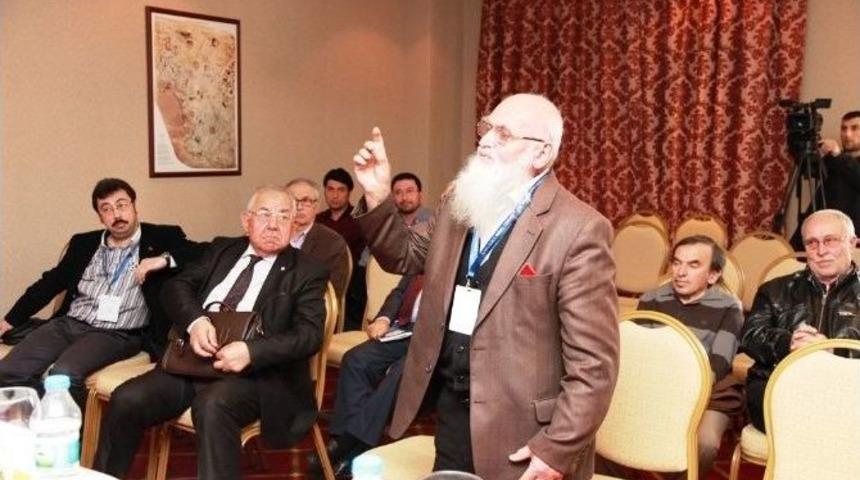 75 Yaşındaki Tarihsever Sempozyumun İlgi Odağı Oldu