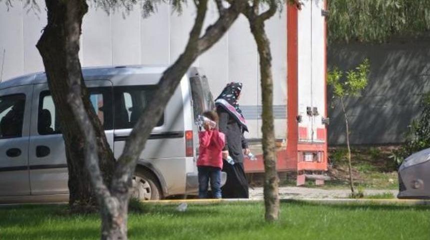 K&uuml;&ccedil;&uuml;k Kızlarına Kavşakta Su Sattırıyorlar